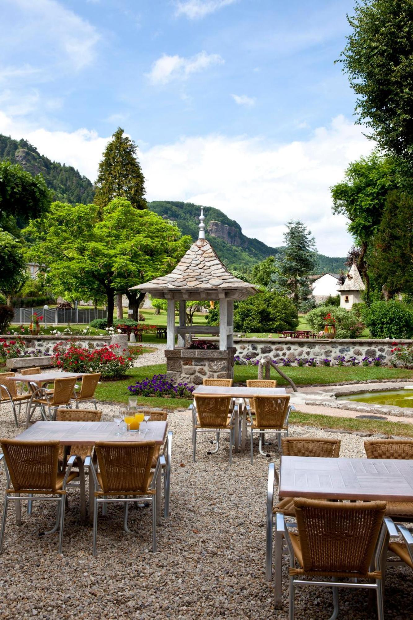 Hotel Beausejour Vic-sur-Cère エクステリア 写真